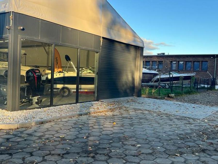 Hala salonu Grupa Marine w Szczecinie z łodziami i silnikami zaburtowymi Suzuki