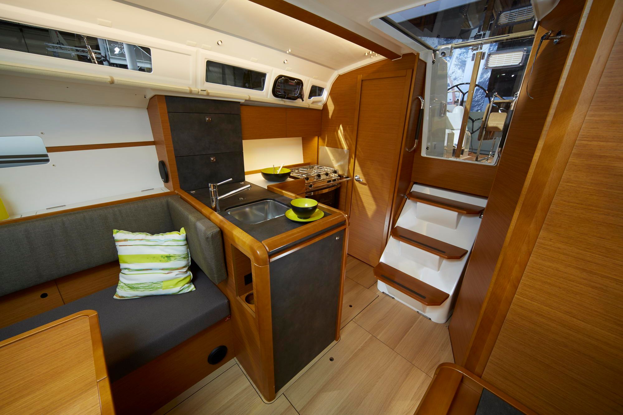 Wnętrze jachtu Jeanneau Sun Odyssey 349 z widocznym kambuzem, salonem i zejściem do kokpitu.