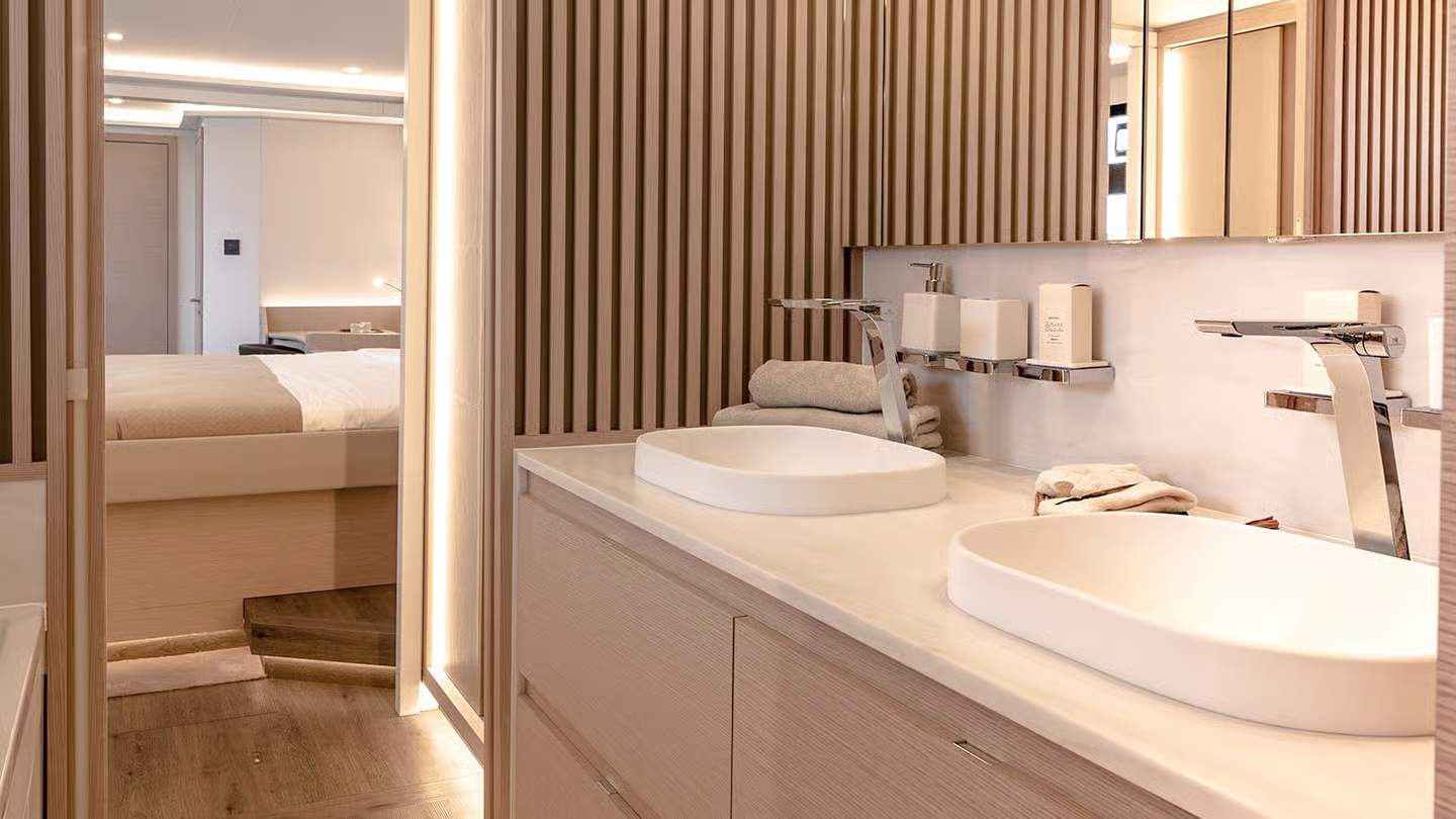 Fountaine Pajot Thíra 80 - wnętrze