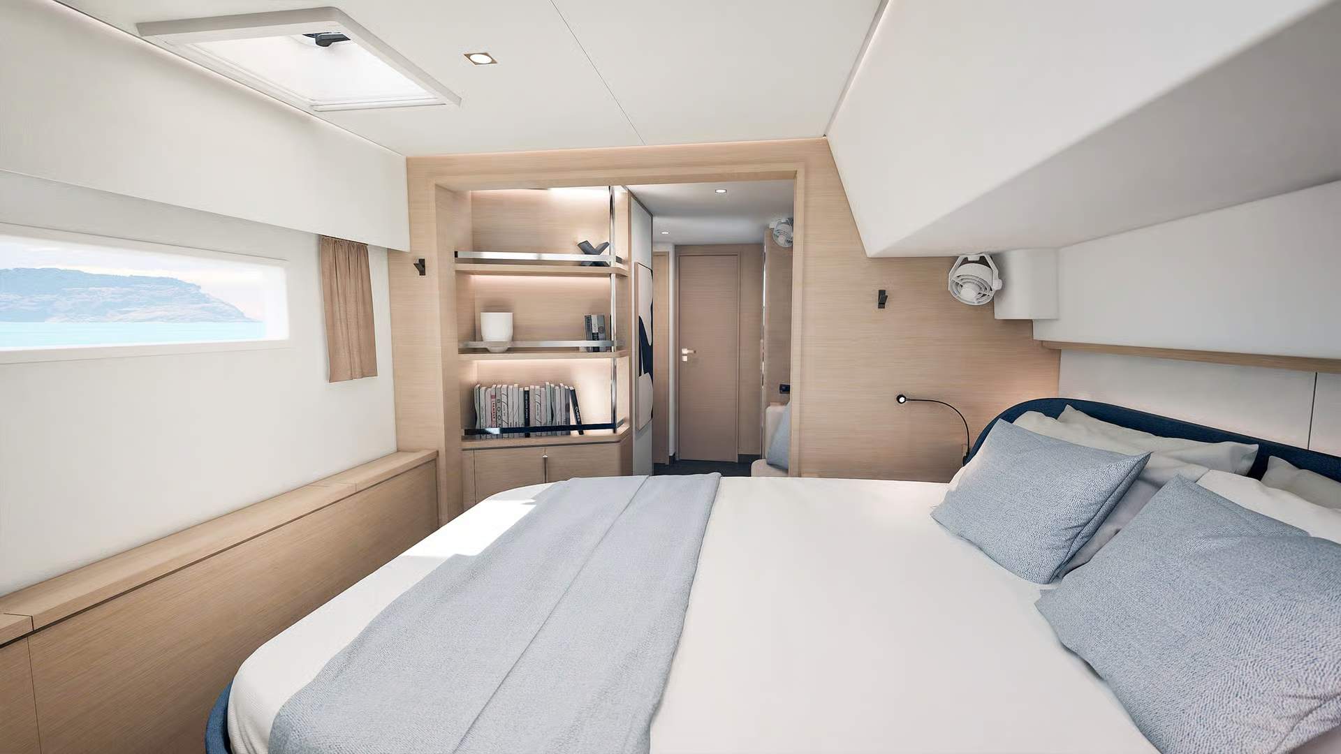 Wnętrze luksusowej kabiny armatorskiej na katamaranie Fountaine Pajot FP55 z dużym łóżkiem, oknem i widokiem na morze.