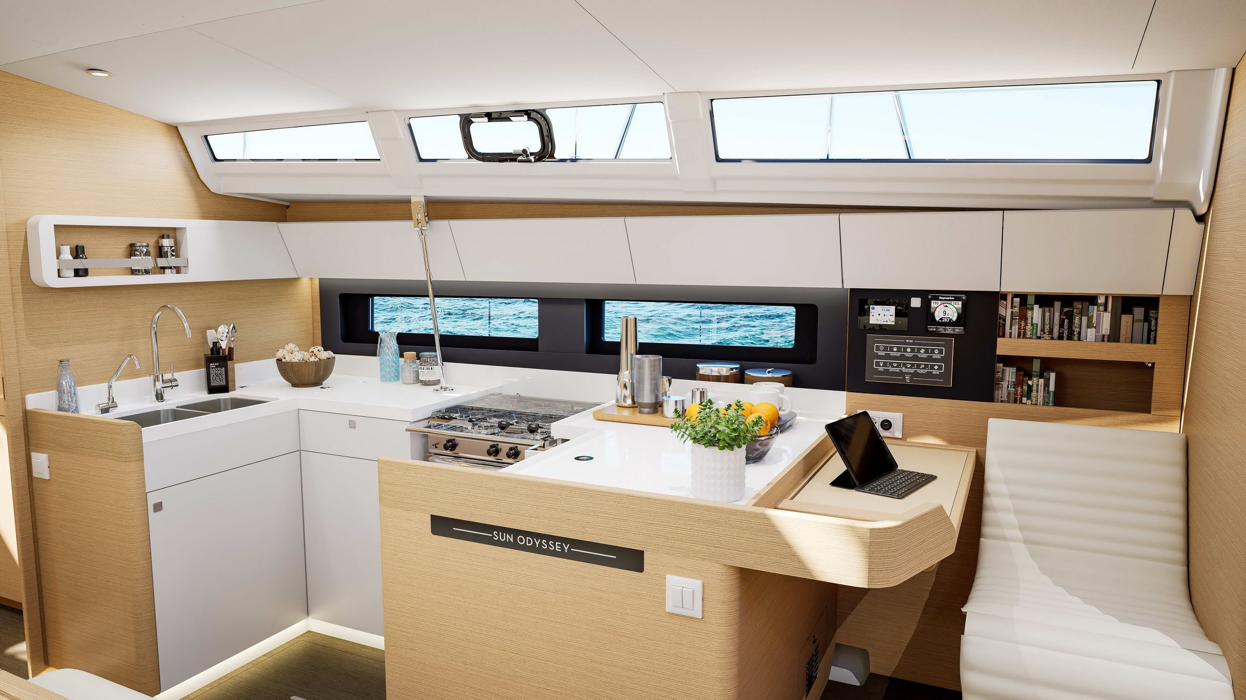 Wnętrze jachtu Jeanneau Sun Odyssey 455 z widocznym kambuzem, stołem nawigacyjnym i oknami z widokiem na morze.
