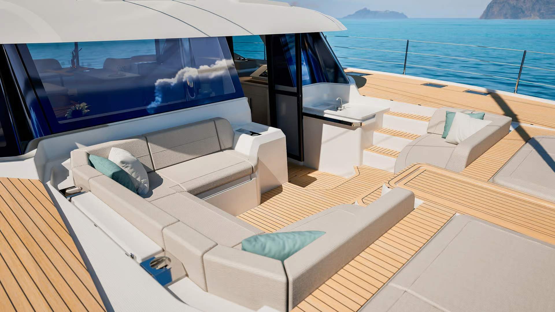Blick auf das geräumige Vorschiffscockpit des Katamarans Fountaine Pajot FP55 mit Sofas, Bar und Treppe zum Flybridge.