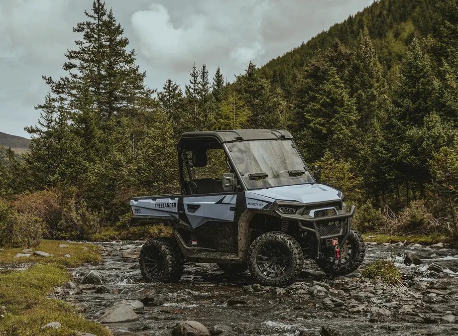 HiSUN Freelander na tle las