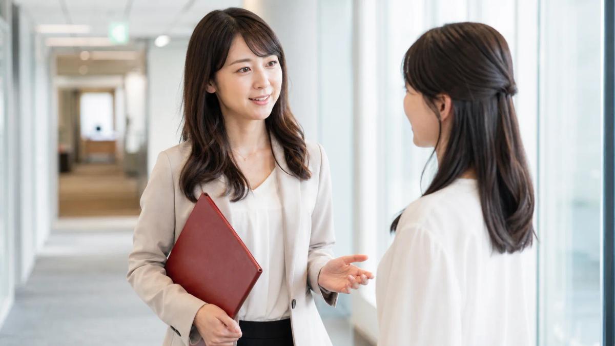 先輩社員が後輩社員に声をかける様子