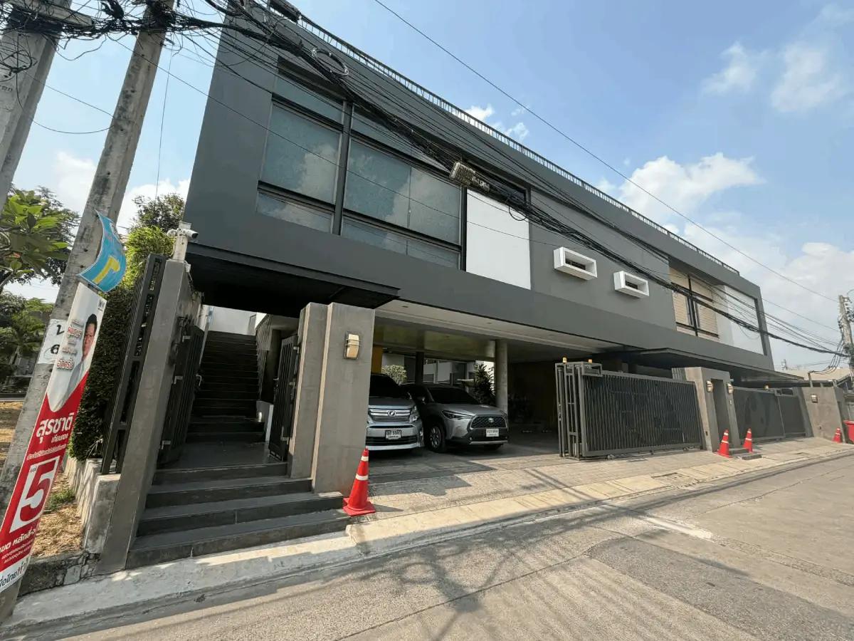 At Eye Clinic exterior