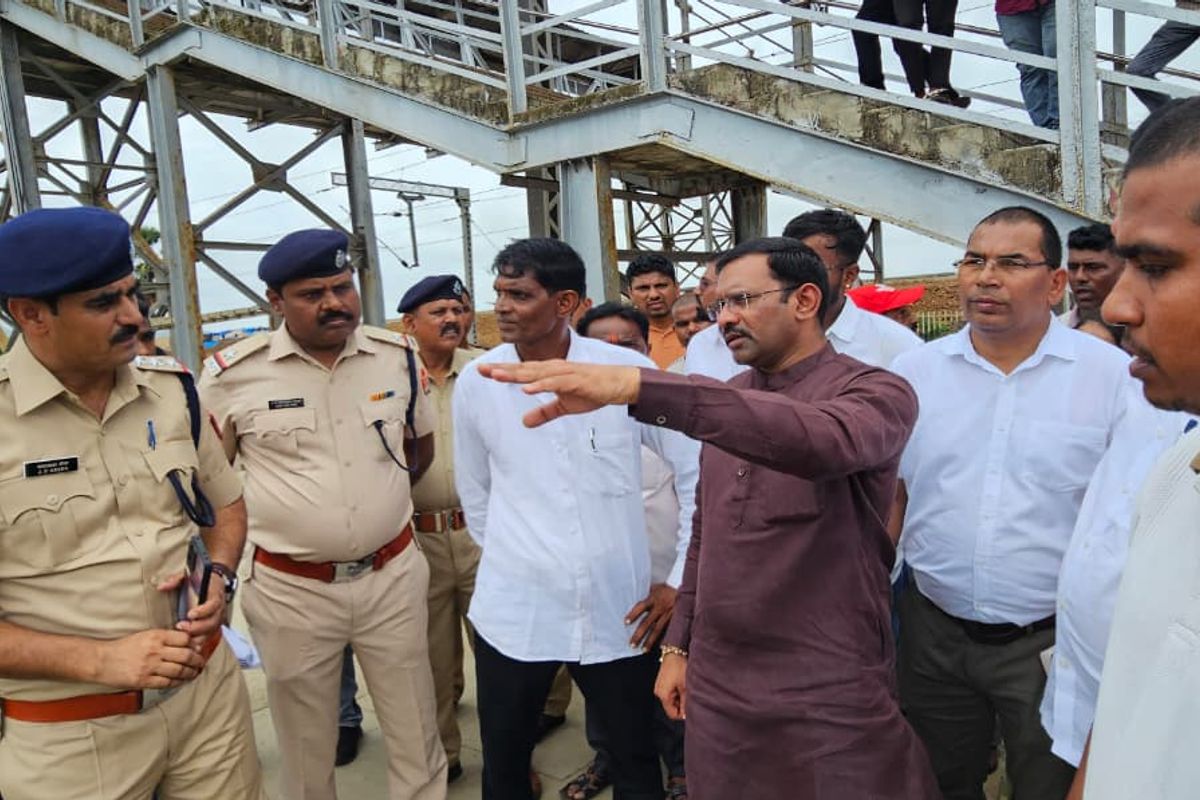वैतरणा स्थानकावरील विद्यार्थ्यांचा जीवघेणा प्रवास; खासदार डॉ. सवरा यांची पाहणी