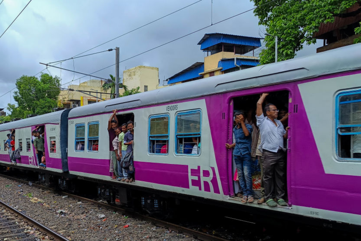 Mumbai Local : पश्चिम रेल्वेचा नवा उपनगरीय वेळापत्रक 1 सप्टेंबरपासून लागू; एकदा बघा काय बदल झालेत