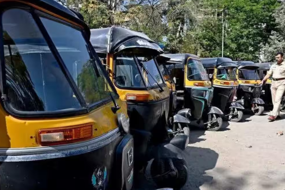Mumbai Auto Taxi : टॅक्सी आणि ऑटोरिक्षाने प्रवास करणाऱ्या प्रवाशांच्या खिशाला आता आणखी झळ