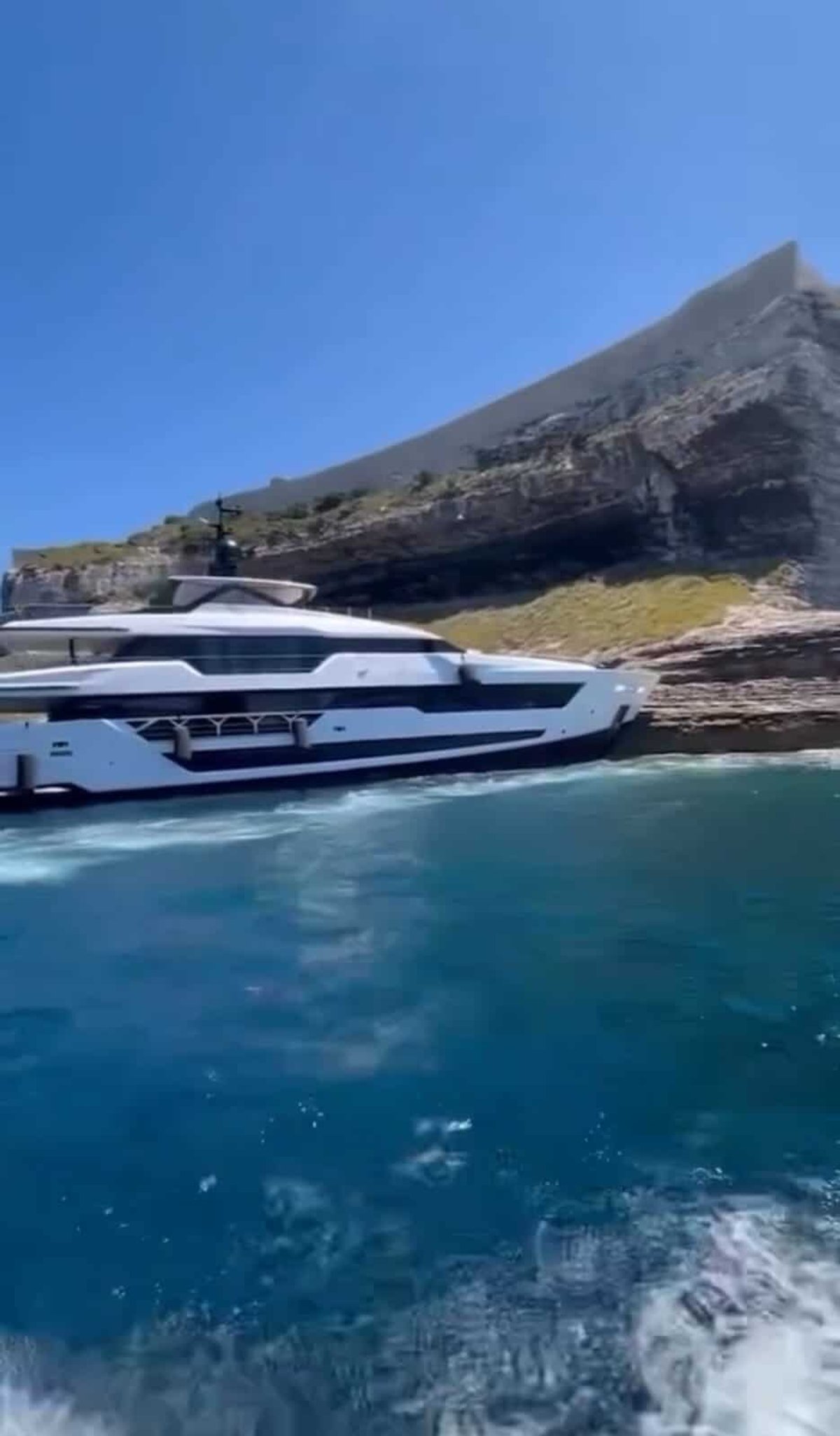M/Y Lady Dia Runs Aground in France