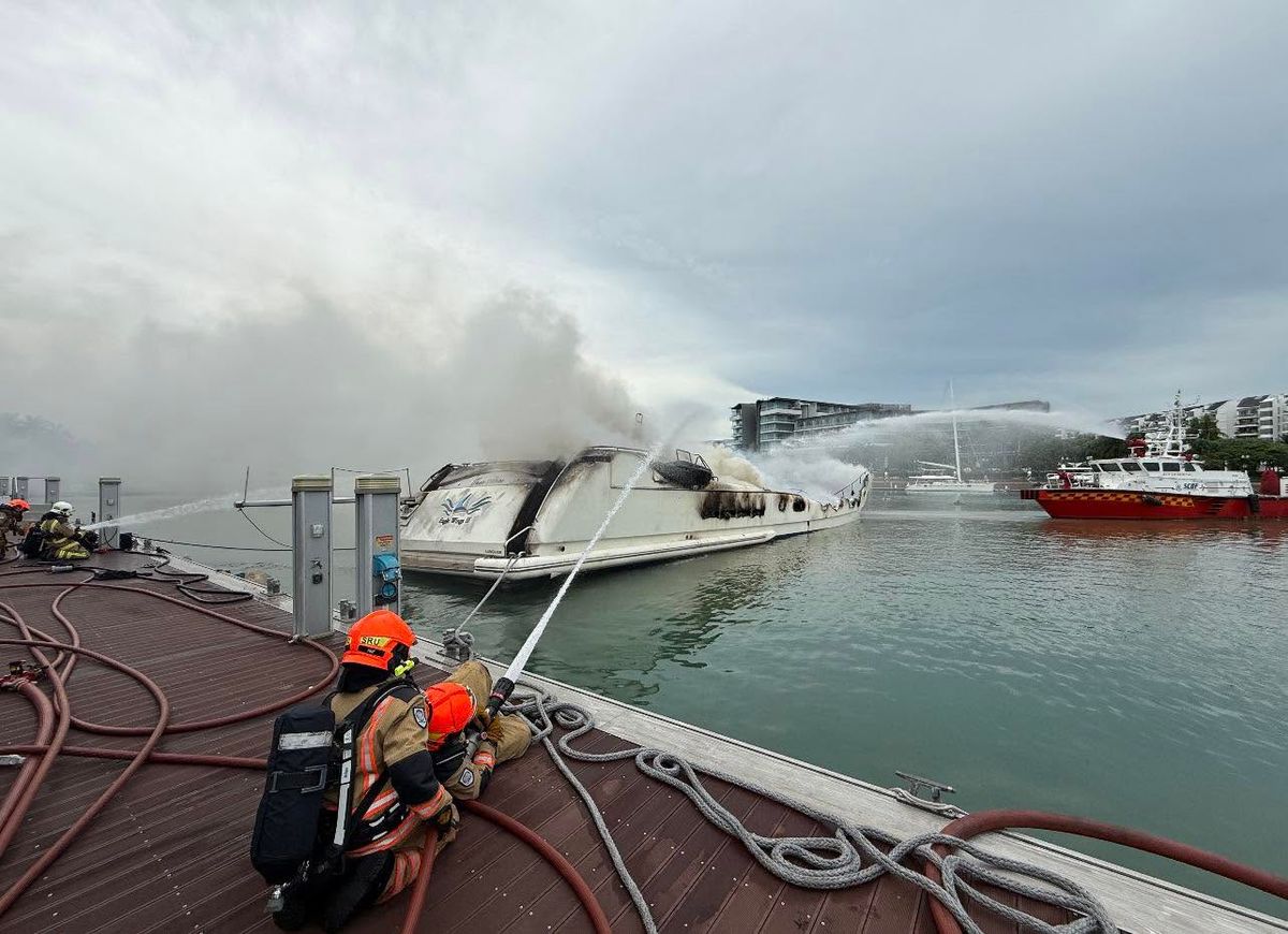 Singapore Civil Defense Force fought the yacht fire in Singapore