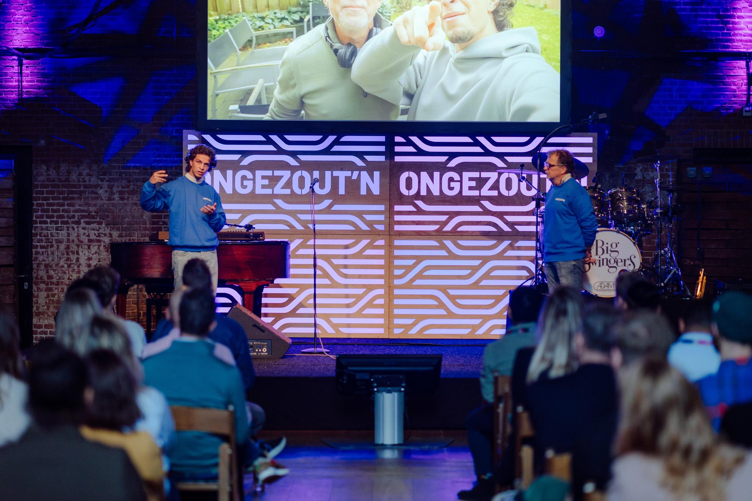 Evenement decor op maat — podium en backdrop voor zakelijk event