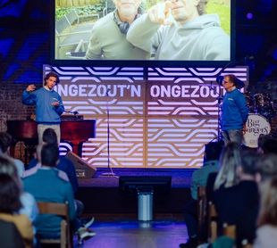 Evenement decor op maat — podium en backdrop voor zakelijk event