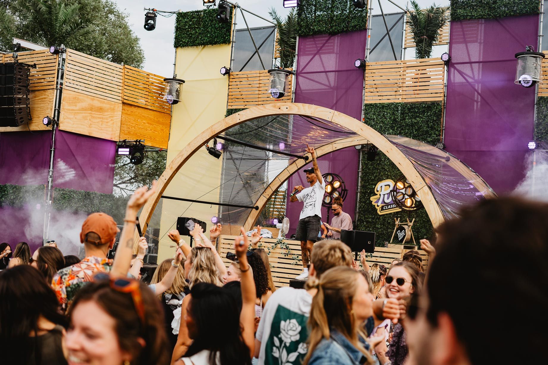 Festival stage en terreinaankleding gebouwd door MØPA Systems