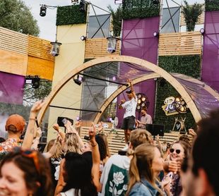 Festival stage en terreinaankleding gebouwd door MØPA Systems