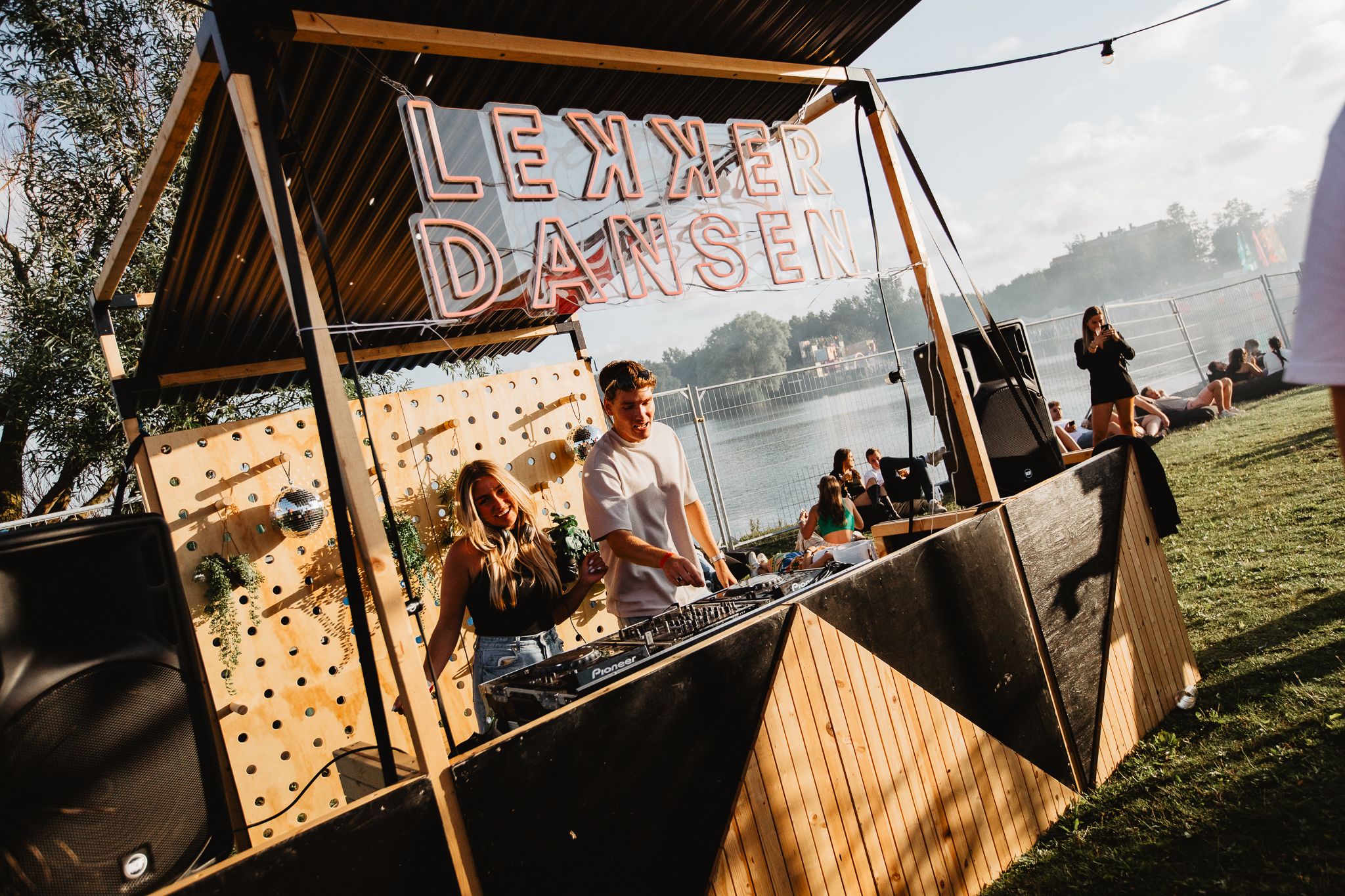 Festival DJ booth en podiumdecoratie — MØPA Systems houtbouw