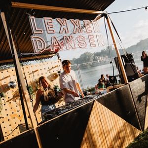 Festival DJ booth en podiumdecoratie — MØPA Systems houtbouw