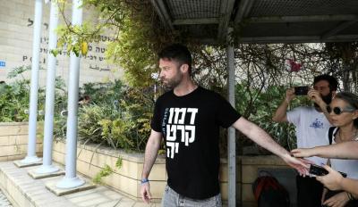 נוימן יוצא מהחקירה: בשבת הבאה נמשיך להפגין. צילום: הדס פרוש, הארץ