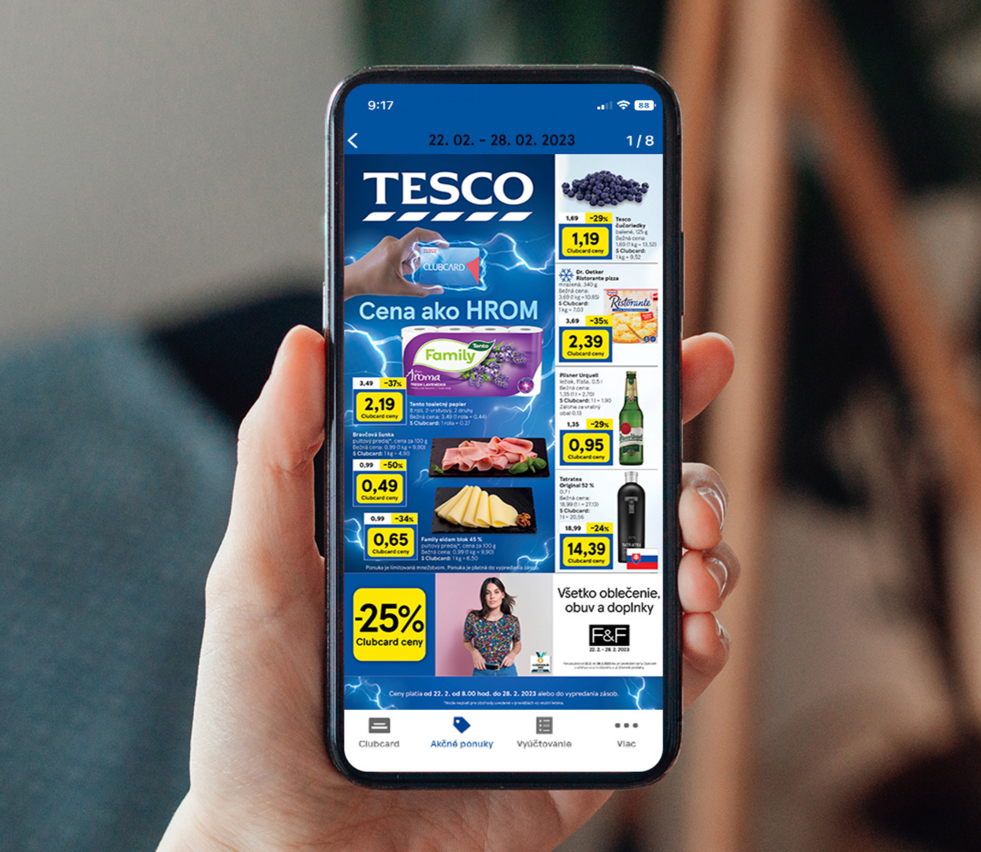 Another week in the app: a hand snapping a Clubcard in two under the Cena ako HROM headline, lightning running the full height of the page.