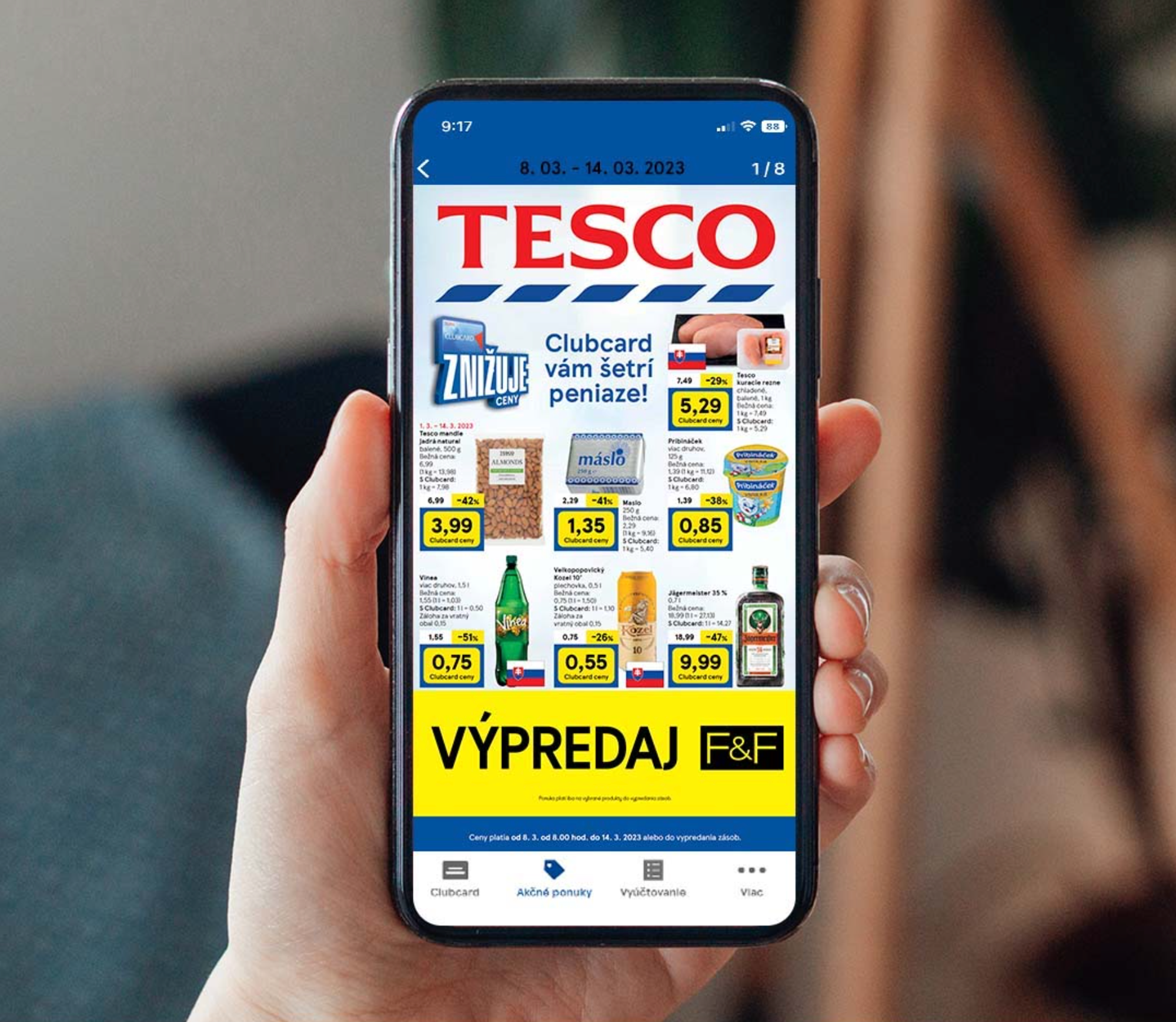 A third week in the app, the ZNIŽUJE CENY lockup at the top and an F&F sale banner in Clubcard yellow at the foot.