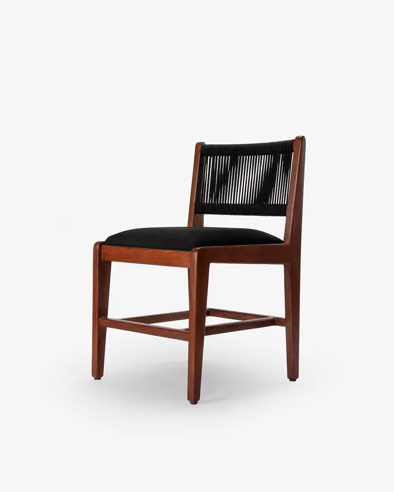 Silla Negra — 3/4 frente