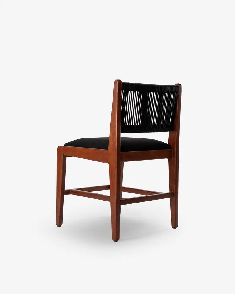 Silla Negra — 3/4 atrás