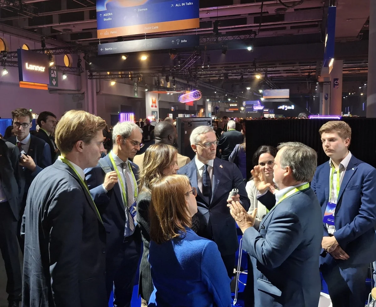 Visite du kiosque de Zetane par le Dr Karsten Wildberger, ministre fédéral de la Transformation numérique et de la Modernisation de l’État, accompagné de membres de la délégation allemande.
