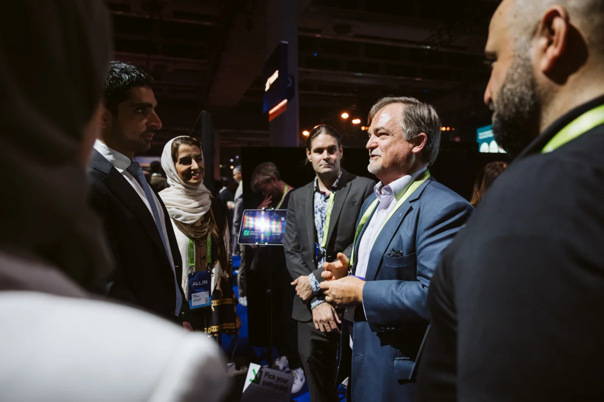 De gauche à droite : Son Excellence Omran Sharaf, ministre adjoint des Affaires étrangères des Émirats arabes unis chargé des sciences et technologies de pointe; Patrick St-Amant, cofondateur et directeur de la technologie (CTO) de Zetane; et Guillaume, cofondateur et chef de la direction (CEO) de Zetane.