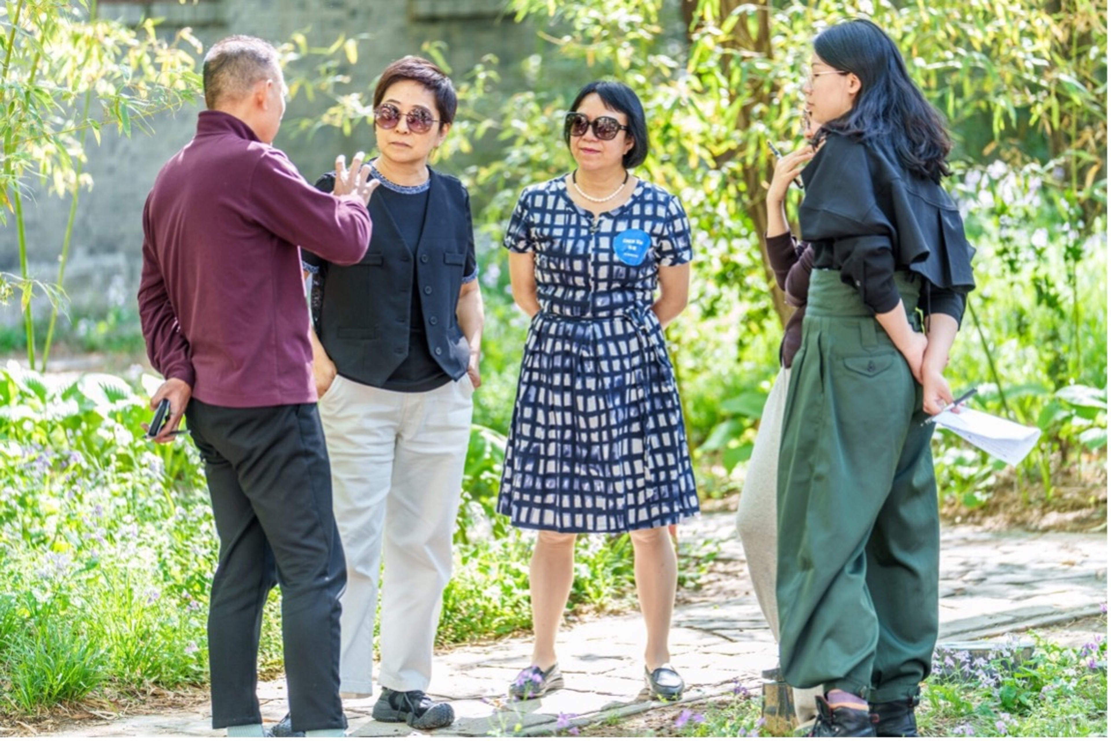 LIU Yan communicates with SONG Bing, CHEN Xia and ZHOU Boya (from left to right).