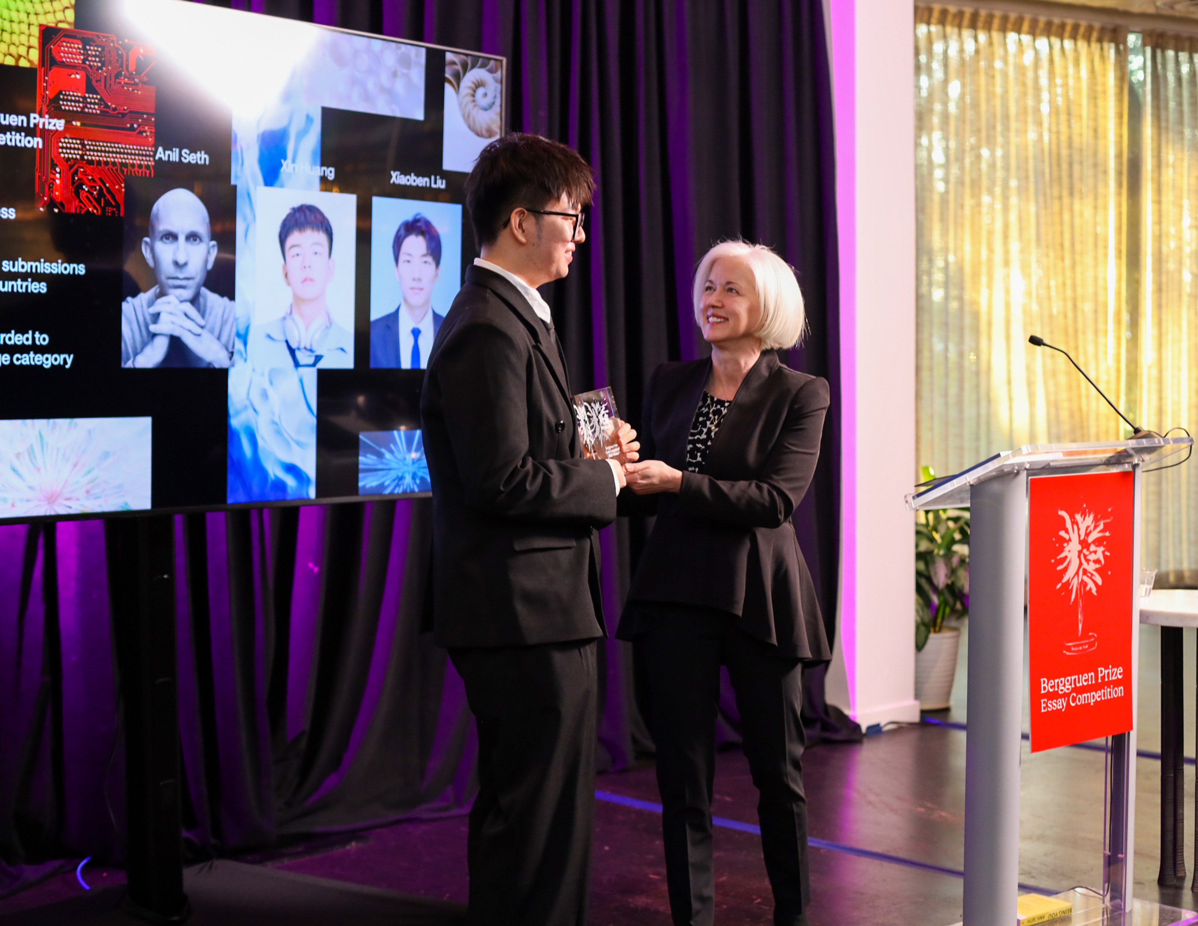 Xin Huang accepting his award