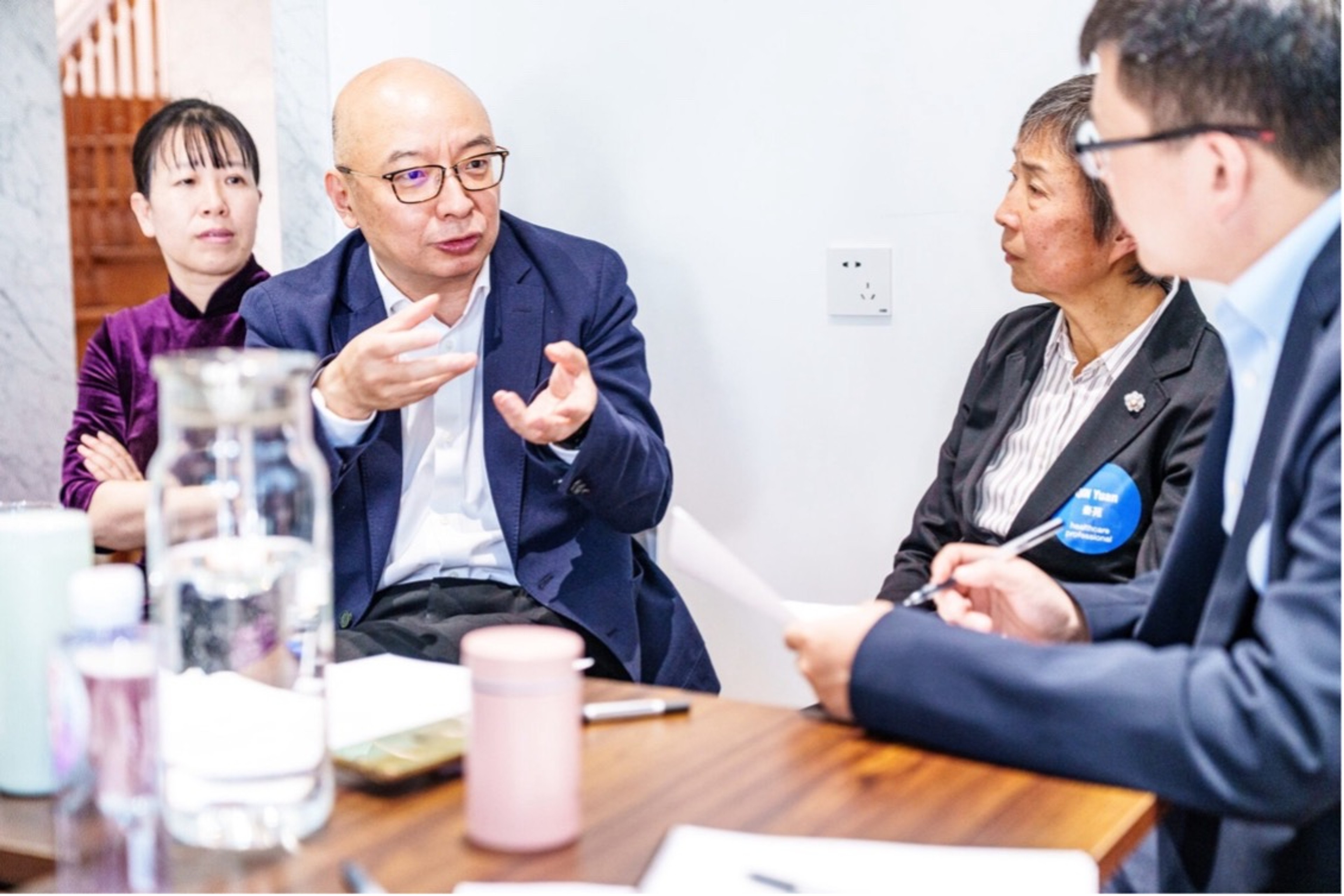SUN Xiangchen (second from left) discussing with QIN Yuan (second from right), YANG Liang (first from right), and Dr. CHEN Meiqin (first from left).