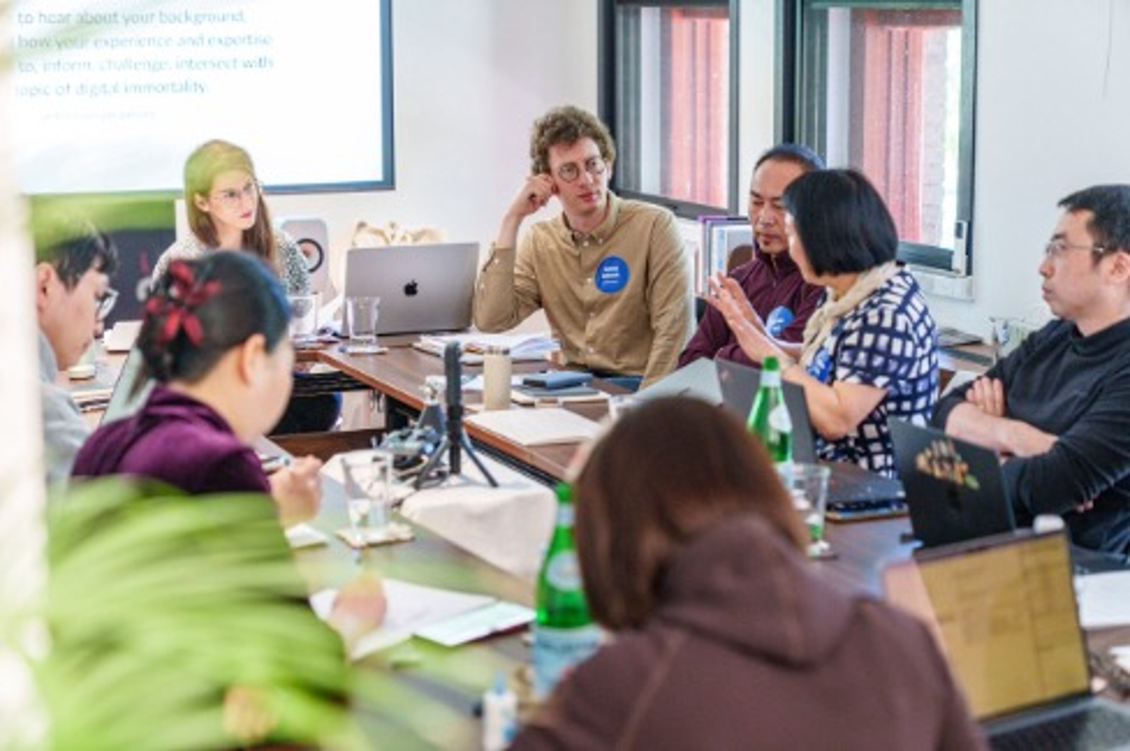 CHEN Xia (second from right), DAI Xin (first from right), exchanging with Dr. Tomasz Hollanek (second from left) and LIU Yan (third from left).