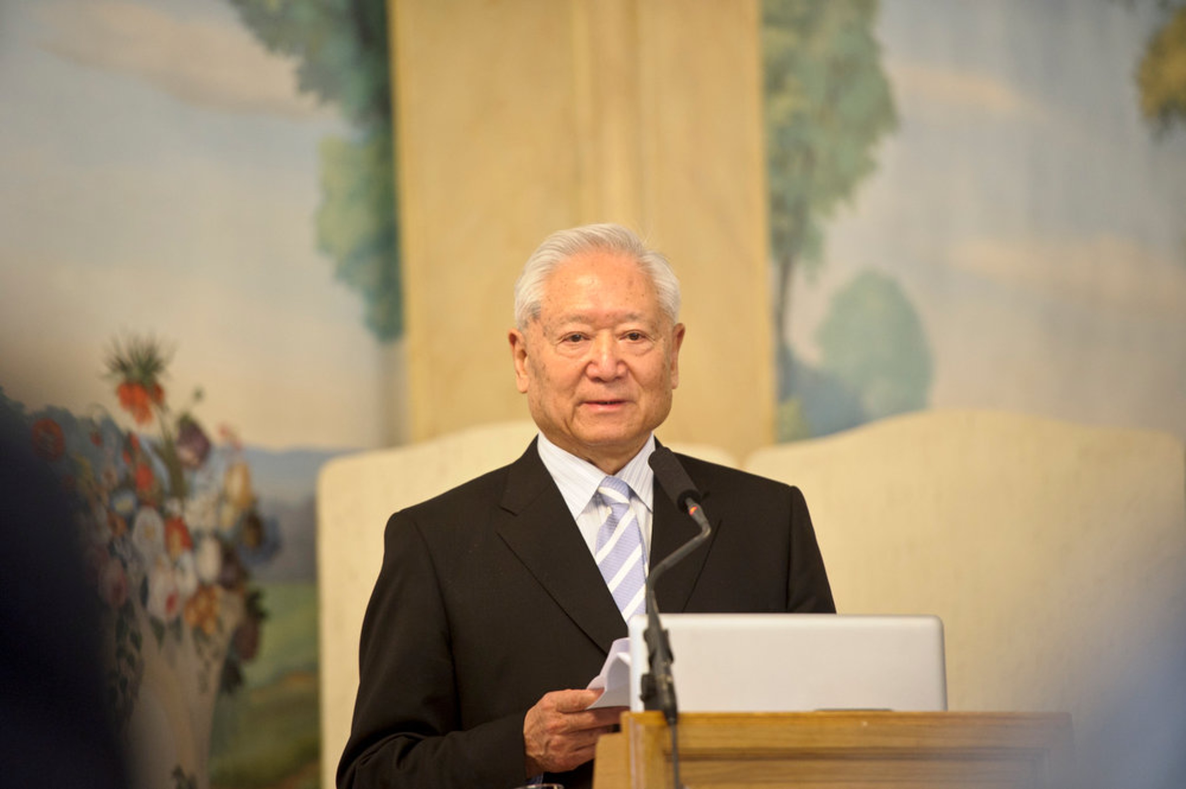 Zheng Bijian standing at a podium during a 21st CC meeting in Paris