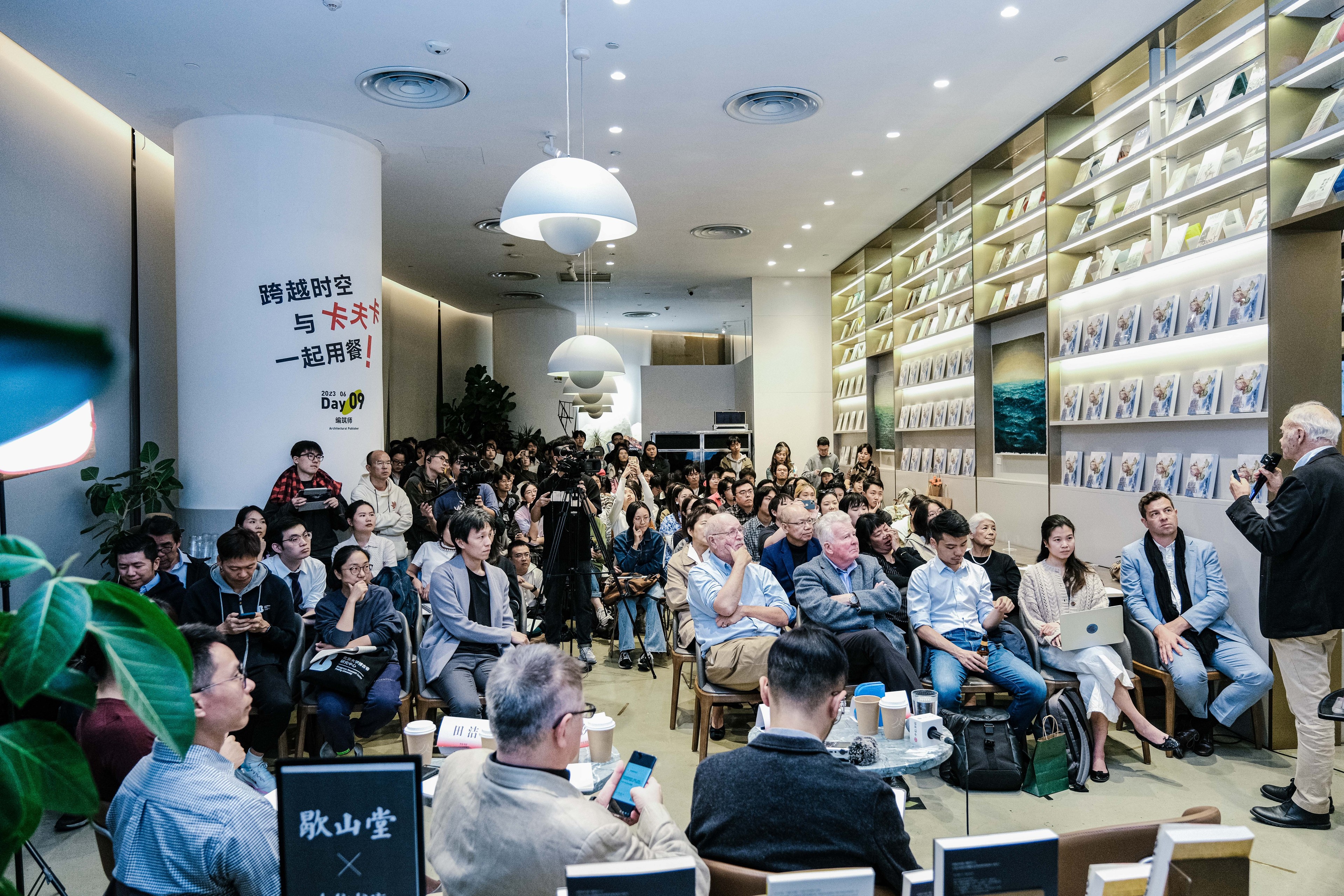 Peter Singer speaking at CITIC Bookstore, Beijing