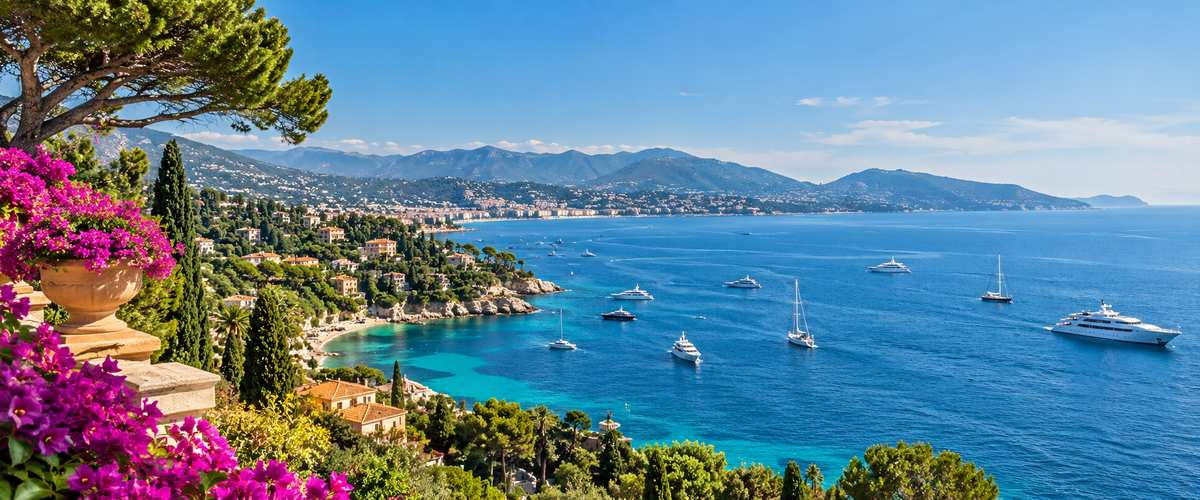 Baie méditerranéenne ensoleillée avec des yachts