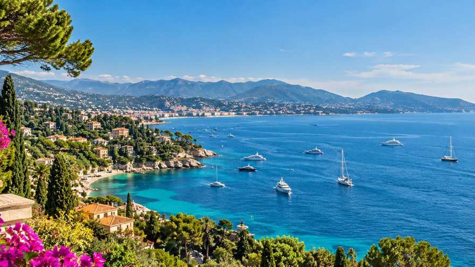 Baie méditerranéenne ensoleillée avec des yachts