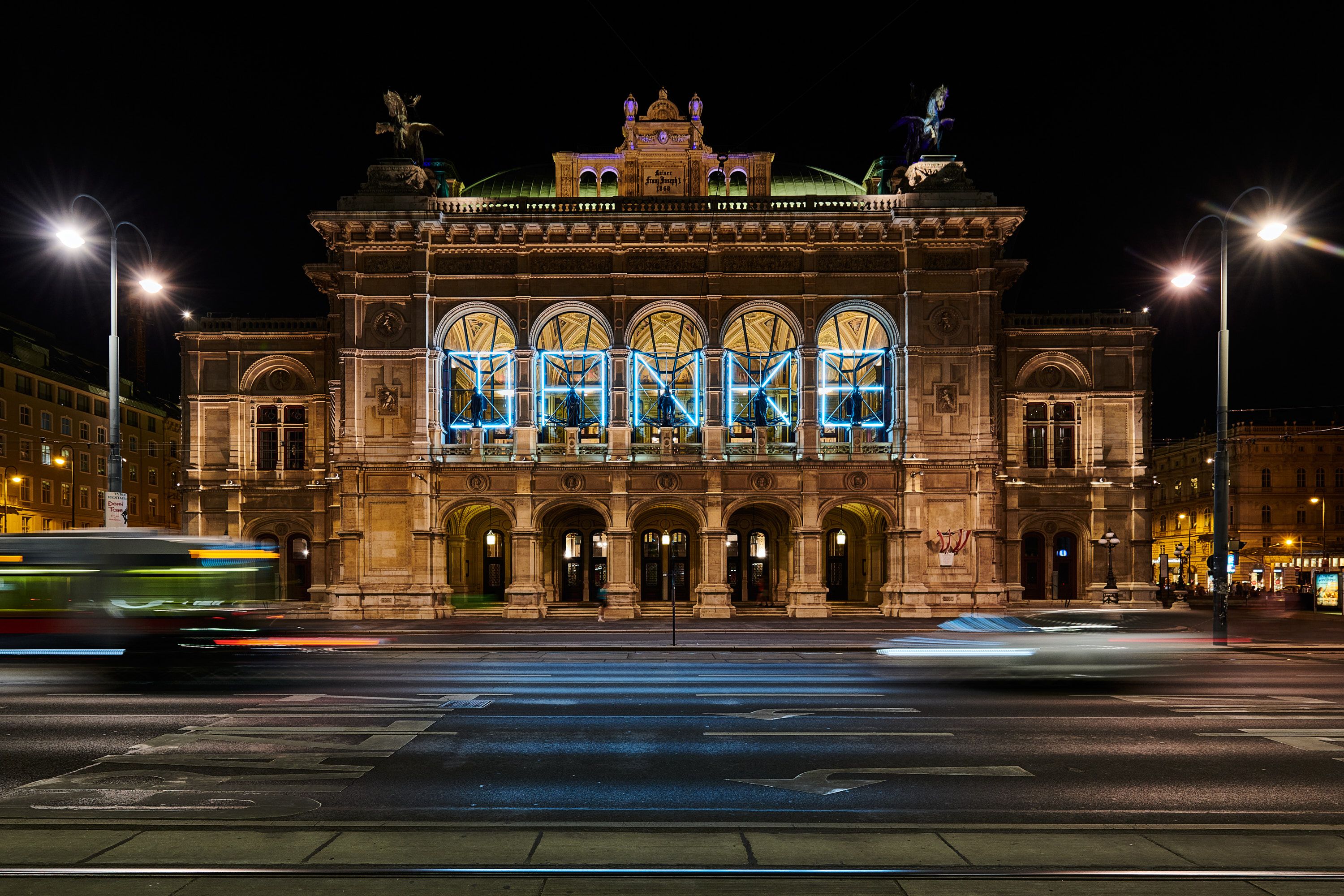 temporäre-lichtinstallation-mit-swing-light-RGB-5