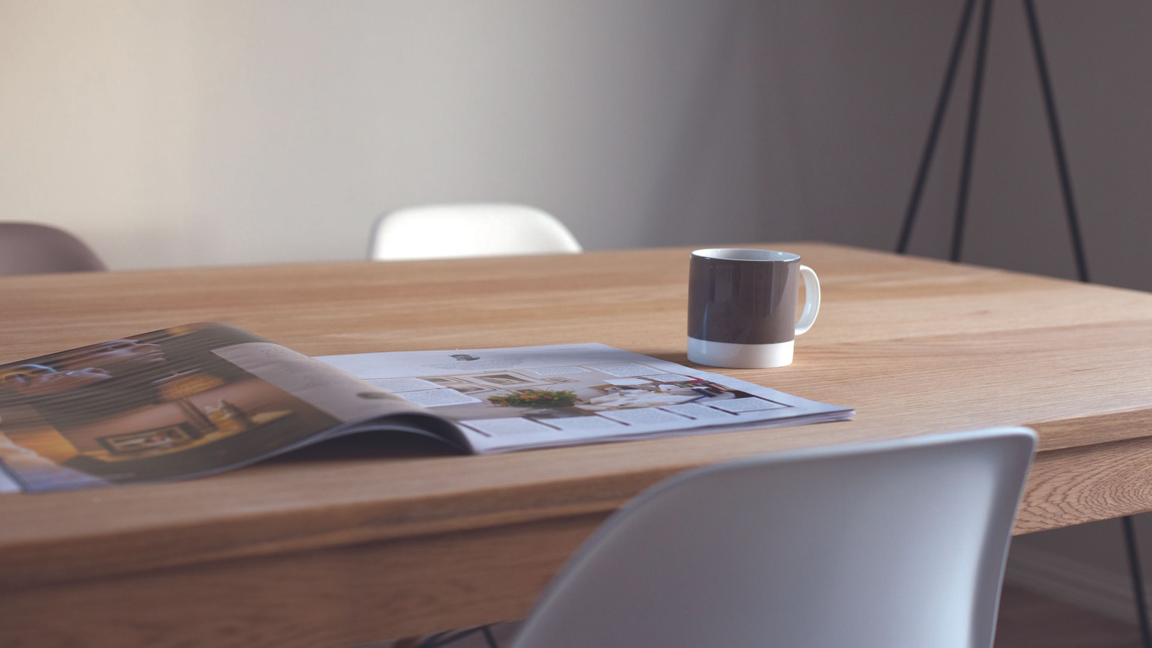 Bilde av en huskatalog fra Systemhus på et bord med en kopp kaffe
