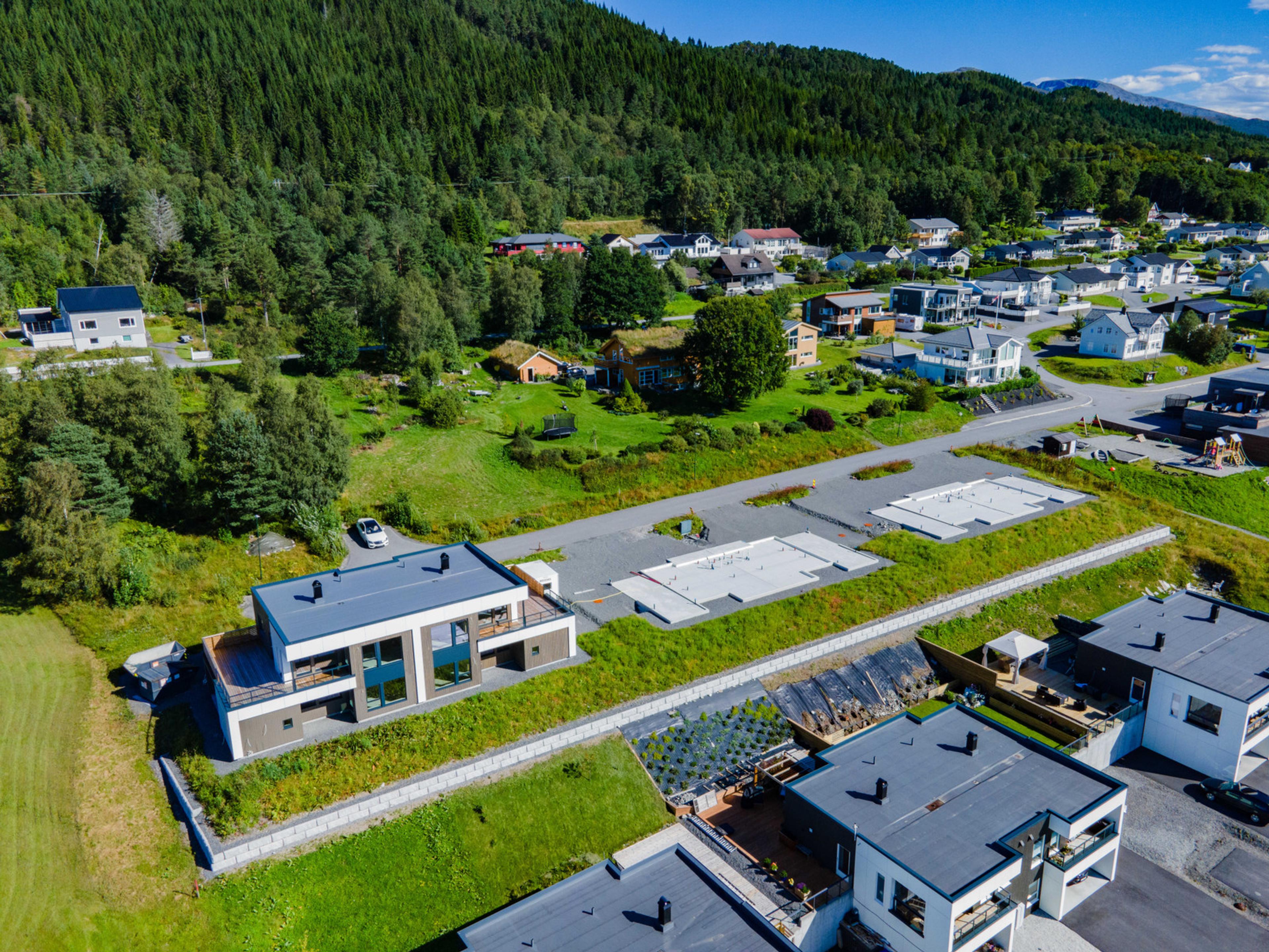 Nyoppført halvpart tomannsbolig med stor terrasse og attraktiv plassering i Eidsvikstranda - Tennfjord