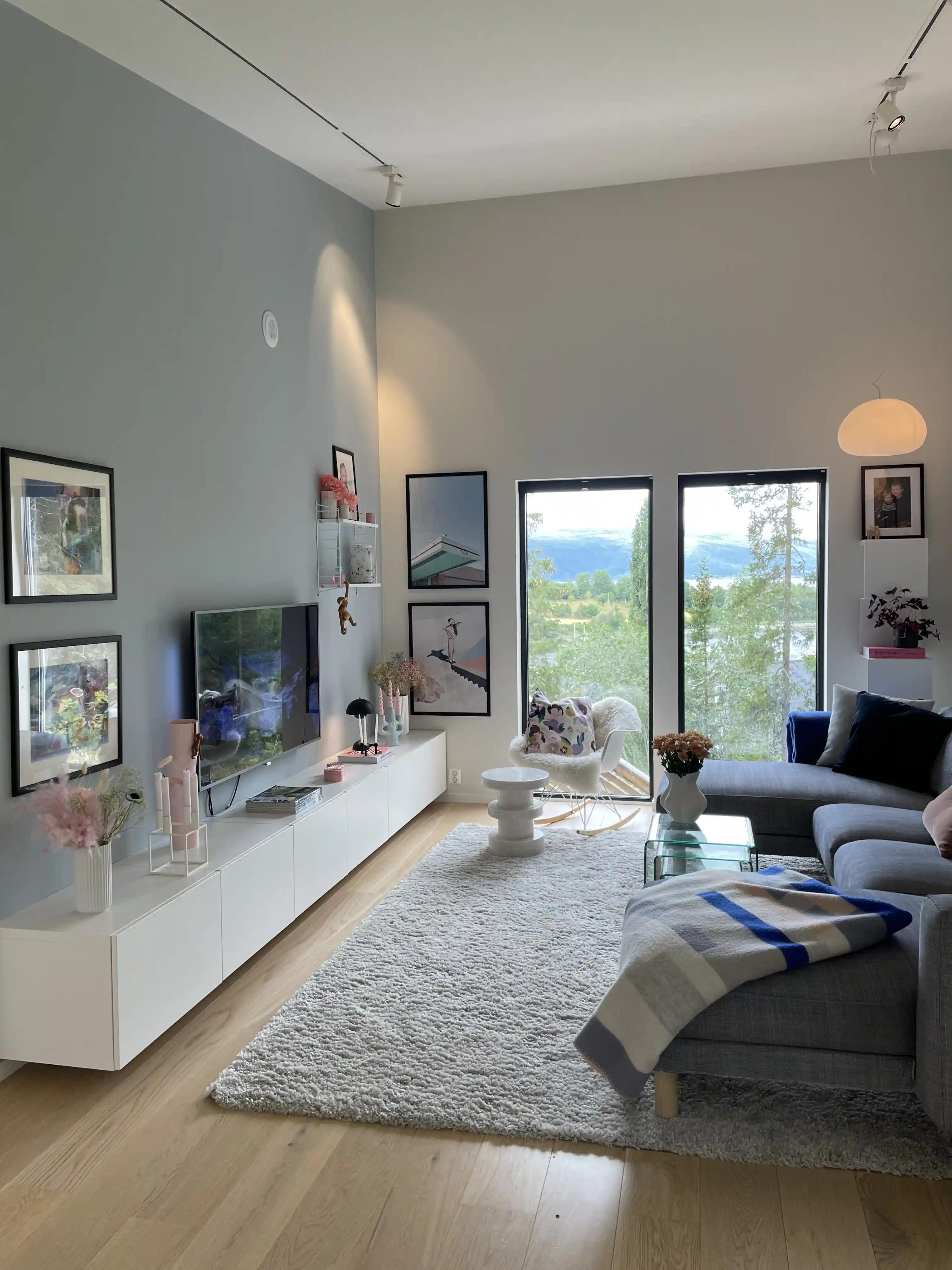 Fra TV-stuen kan det nytes utsikt til både TV og naturen rundt huset.