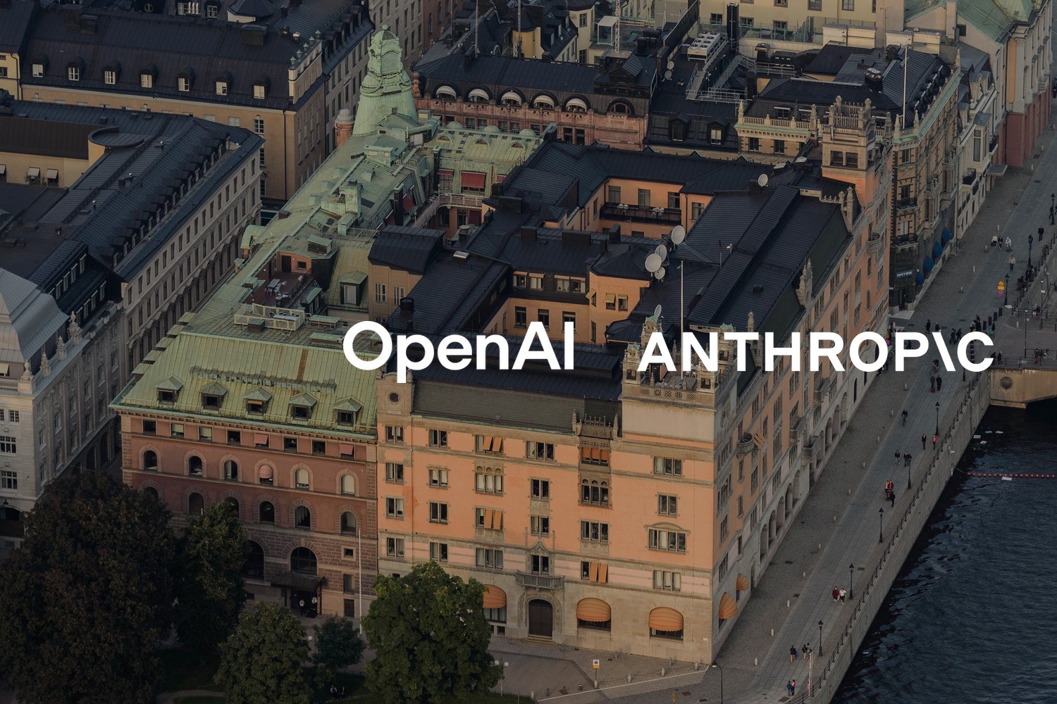 Rosenbad, som huser deler av Sveriges Regeringskansli, sett ovenfra i Stockholm. Med logoene til OpenAI og Anthropic lagt på.