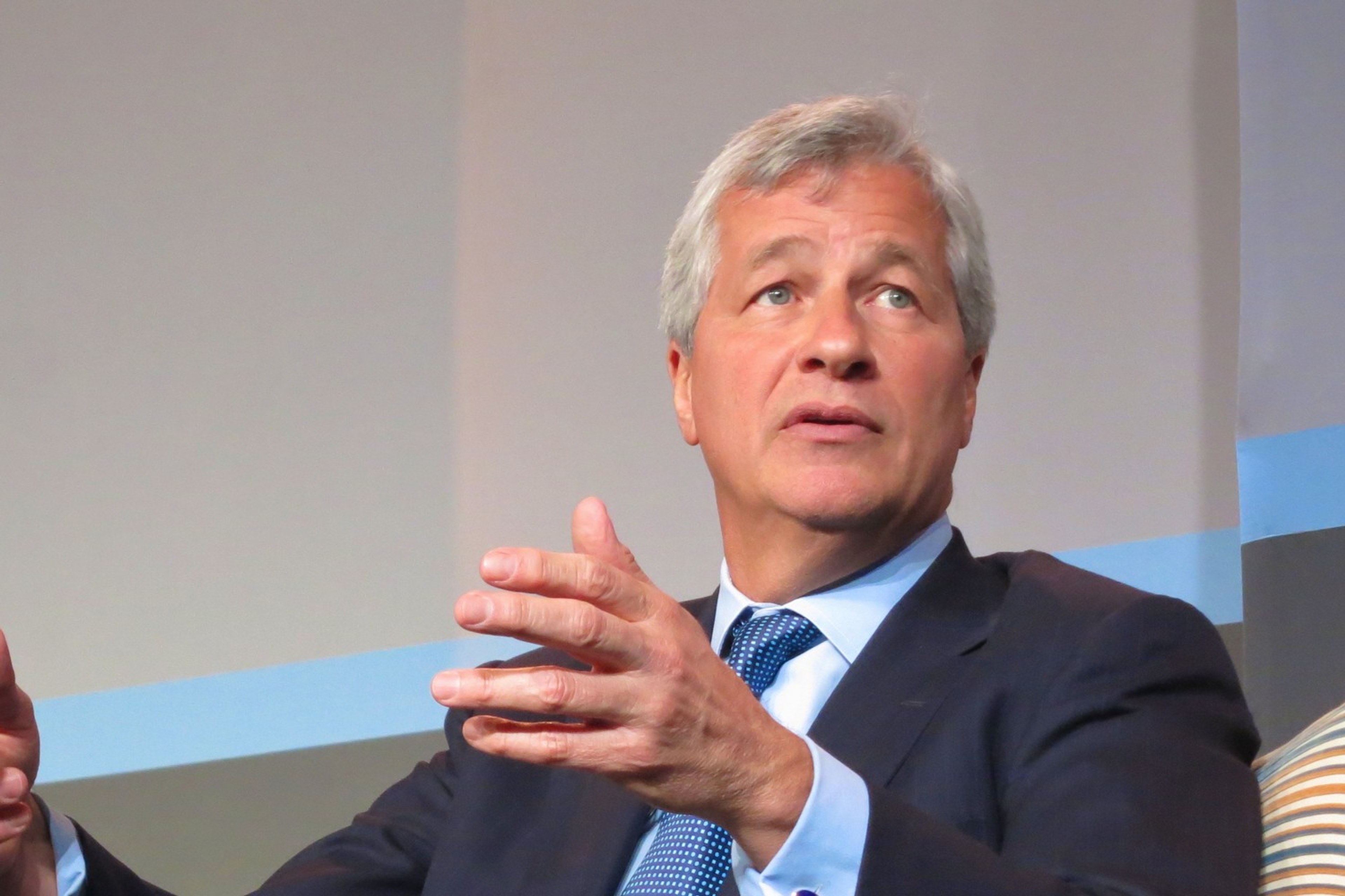 JPMorgan Chase-sjef Jamie Dimon gestikulerer under JPMorgan Healthcare Investment Conference.