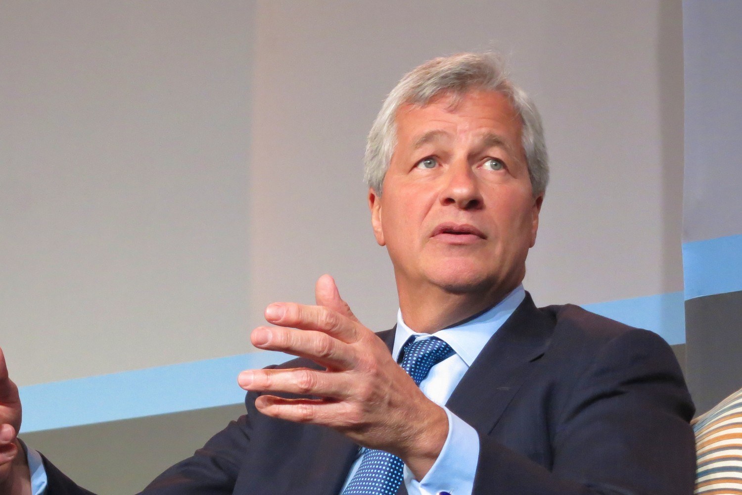 JPMorgan Chase-sjef Jamie Dimon gestikulerer under JPMorgan Healthcare Investment Conference.