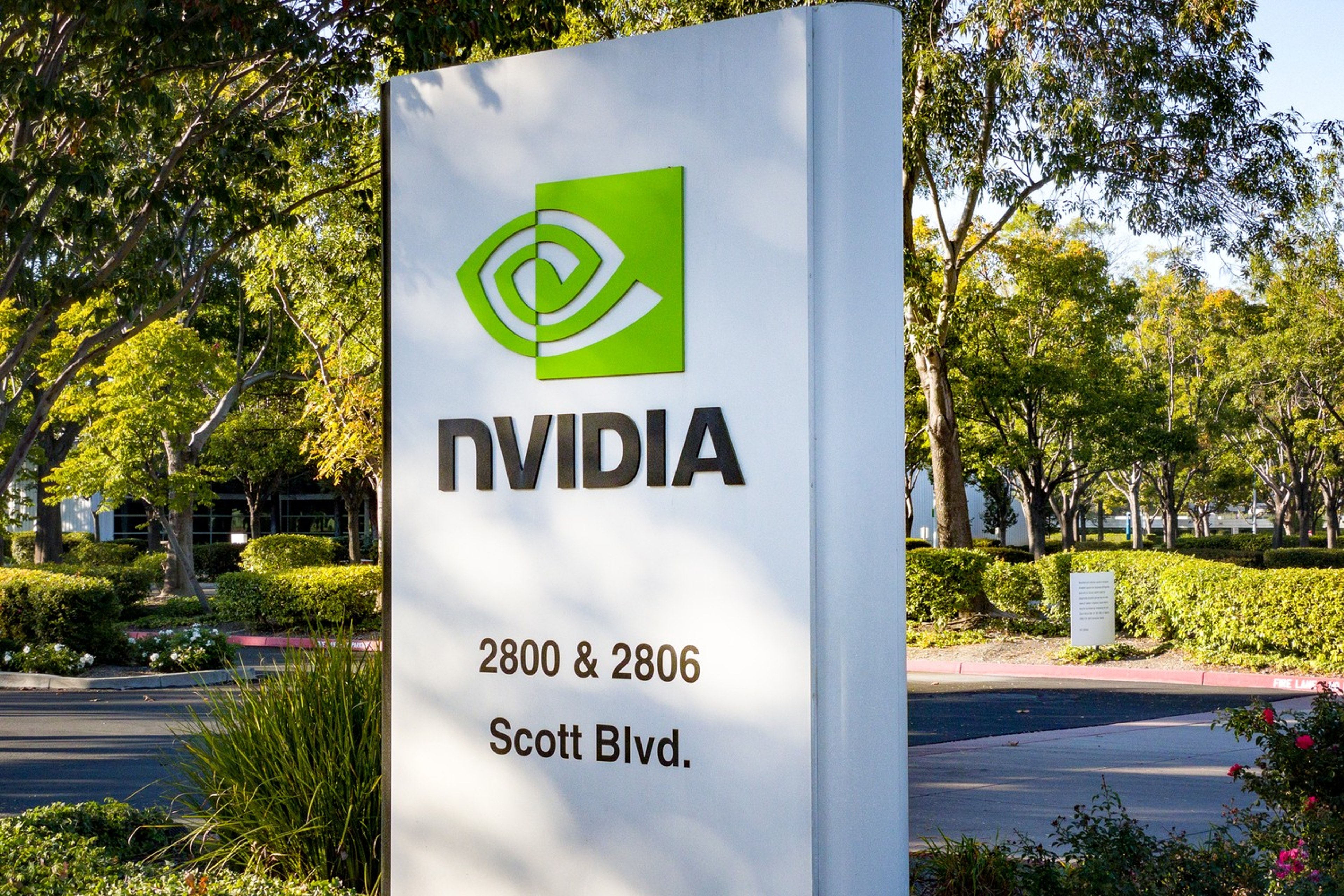 Et skilt med Nvidias logo og navn utenfor selskapets hovedkontor i Santa Clara i California.