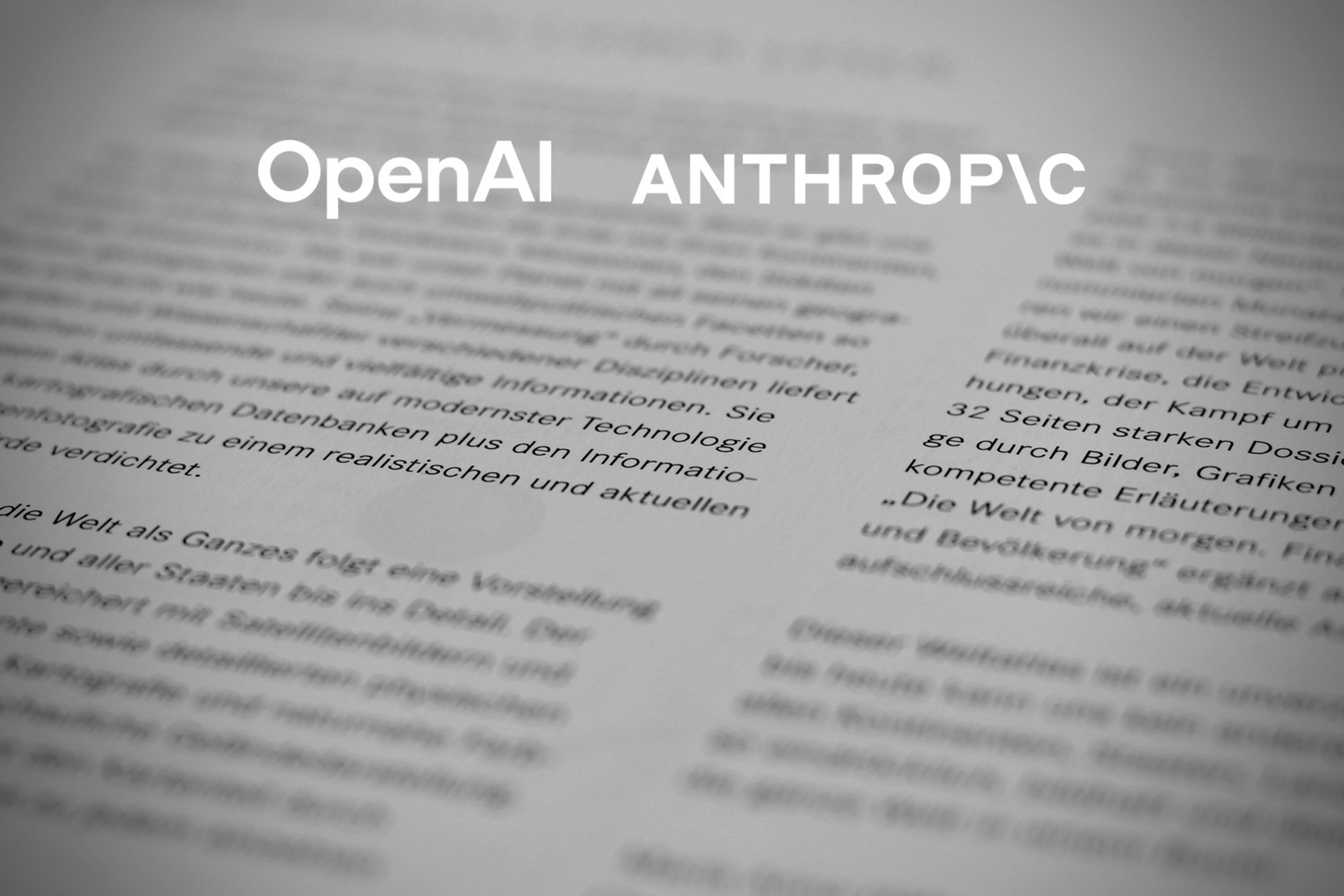 Nærbilde av trykt tekst med liten dybdeskarphet. Med logoene til OpenAI og Anthropic lagt på.