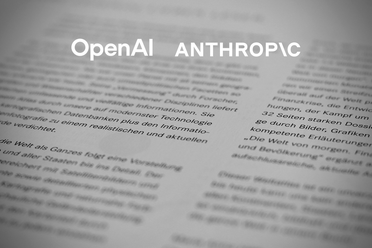 Nærbilde av trykt tekst med liten dybdeskarphet. Med logoene til OpenAI og Anthropic lagt på.