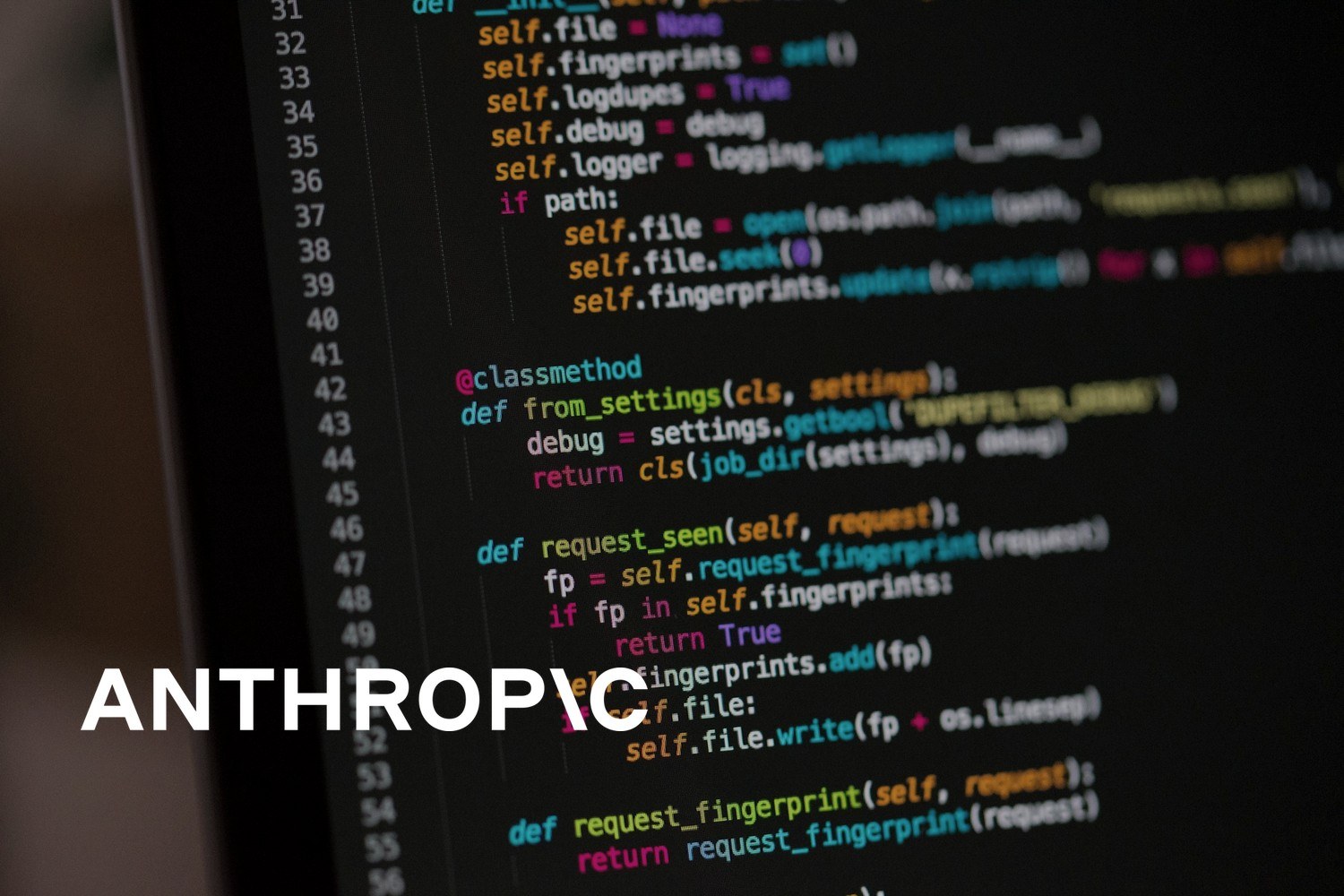 Nærbilde av programkode på en dataskjerm. Med logoen til Anthropic lagt på.
