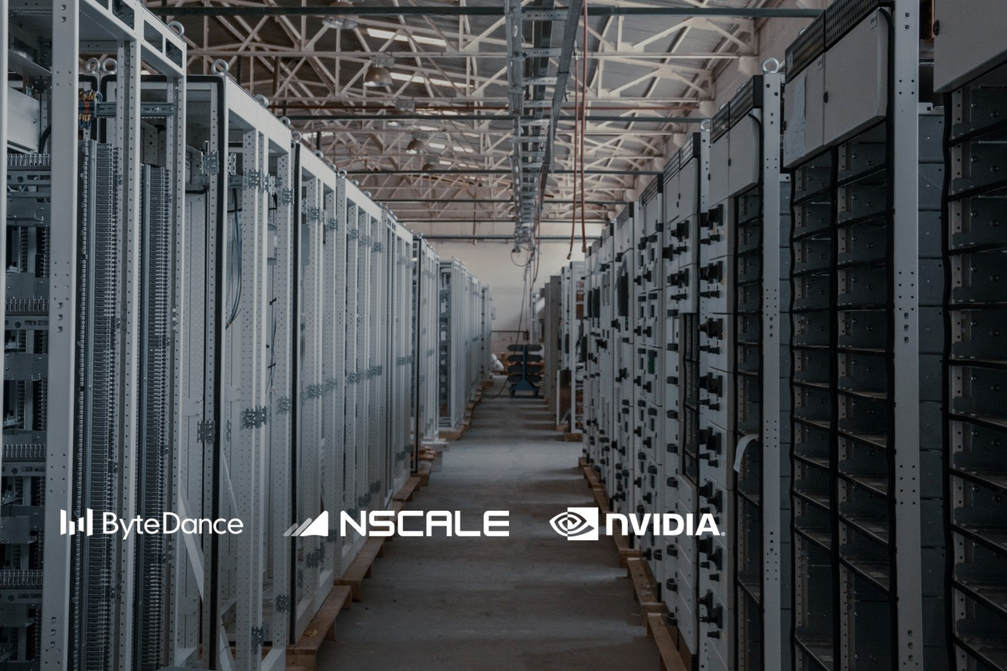 En midtgang mellom rekker av metallskap med serverutstyr i et datasenter. Med logoene til ByteDance og Nscale og Nvidia lagt på.