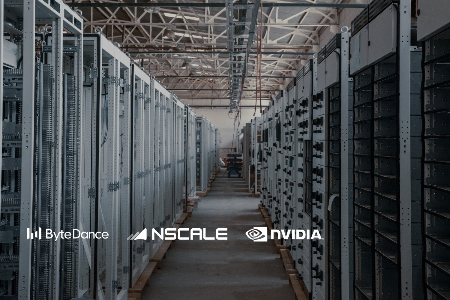 En midtgang mellom rekker av metallskap med serverutstyr i et datasenter. Med logoene til ByteDance og Nscale og Nvidia lagt på.