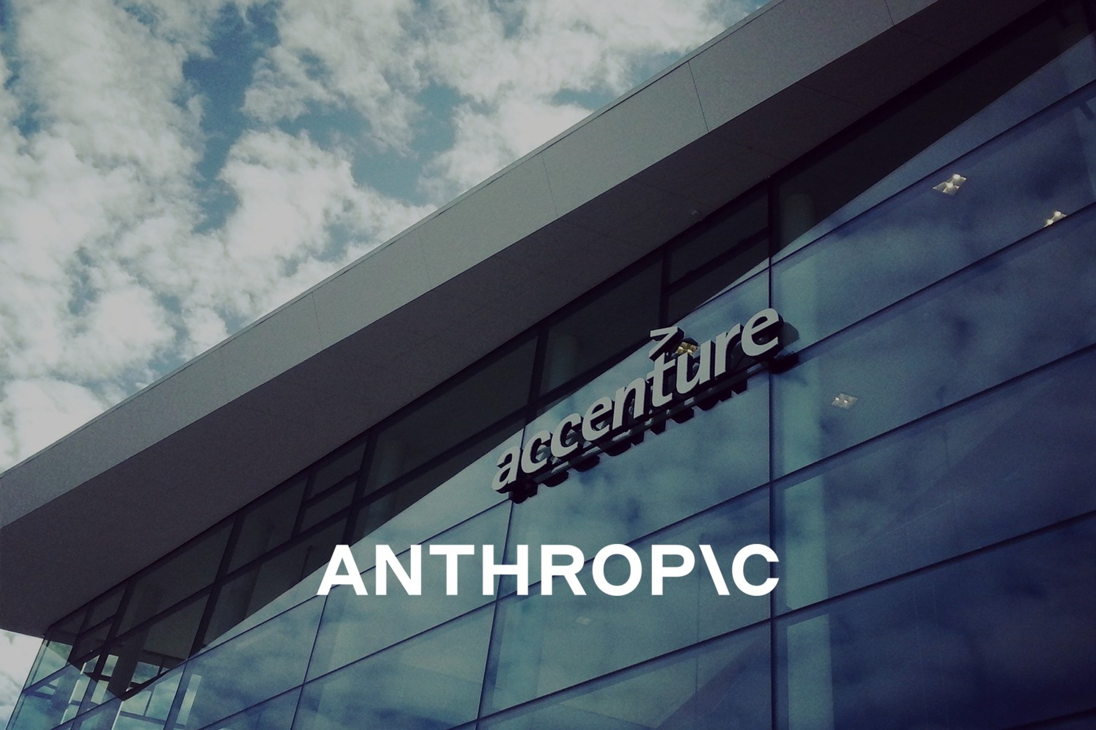 Accentures logo på glassfasaden til selskapets kontor på Fornebu. Med logoen til Anthropic lagt på.