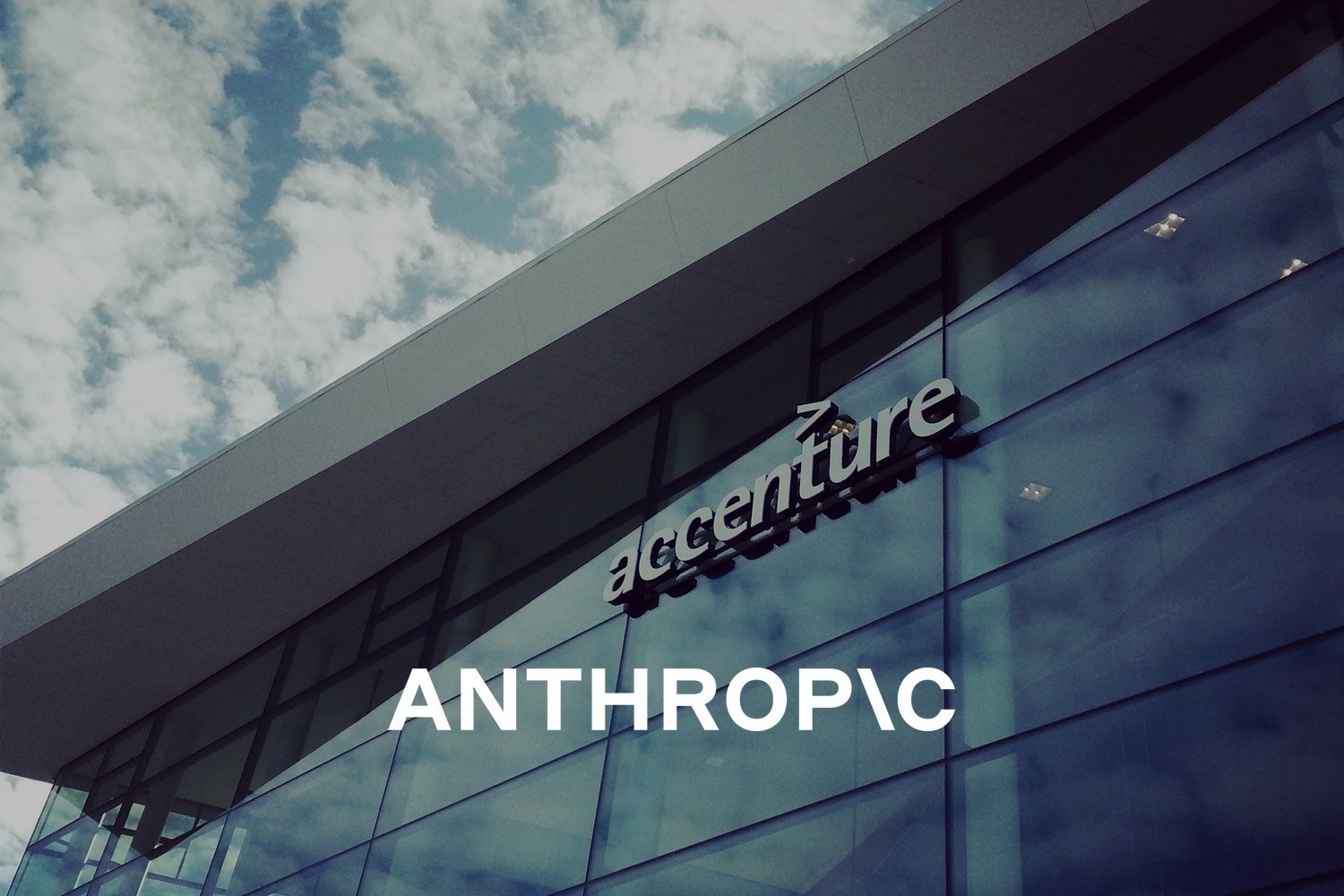 Accentures logo på glassfasaden til selskapets kontor på Fornebu. Med logoen til Anthropic lagt på.